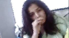 Em bé dễ thương ngón ...