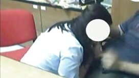 Người phụ nữ vuốt ve ...